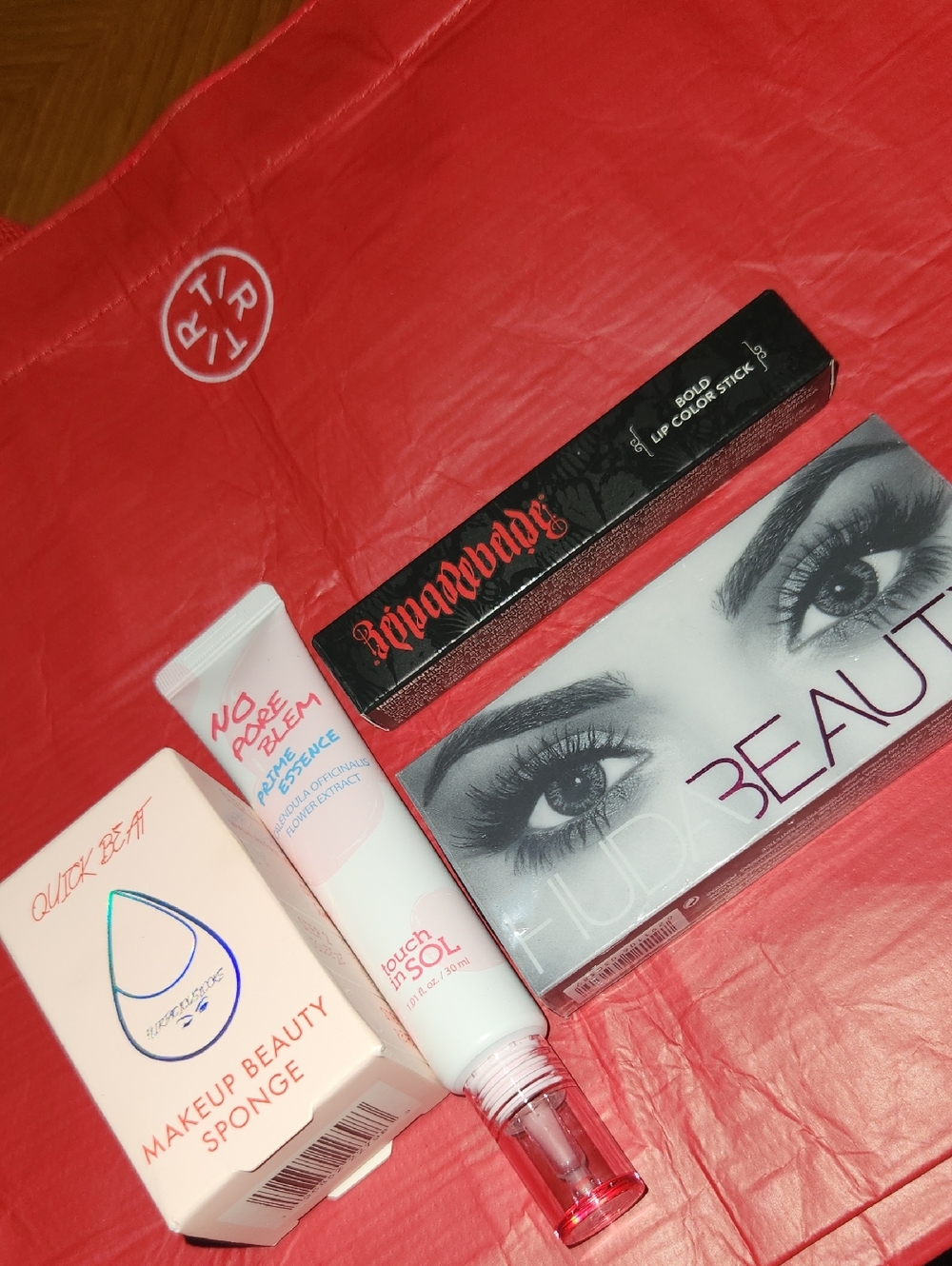 HUDA BEAUTY Makeup Set in Red with Black Accents